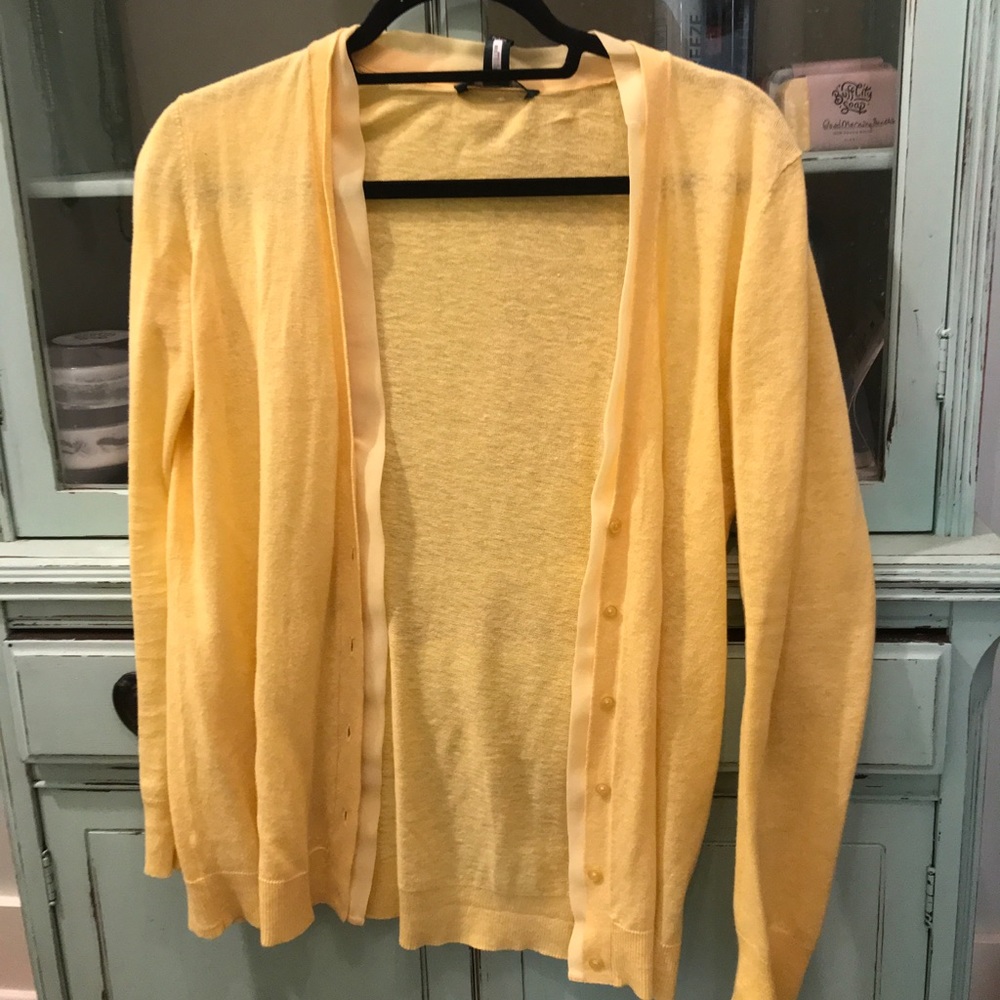 🌼 canary lightweight cardigan, size M